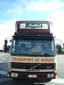 nous sommes sp�cialis�s en placement d'autocollants imprim�s full quadri sur carrosserie. Nous avons plac� des adh�sifs sur toute la flotte de camion de Detry Aubel (viande)