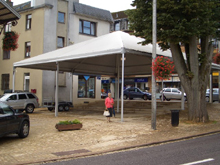 structure aluminium avec toit pyramide. fabrication sur mesure pour la place de Virton