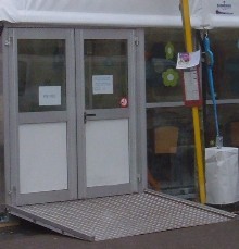 rampe d'acces PMR pour double porte