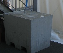 bloc de b�ton avec passage pour fourches 1200 kg