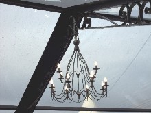 La structure Orangerie en aluminium utilis�e avec un �clairage rustique est unique
